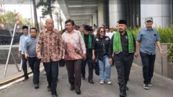 Demo FBR Di Pimpin Oleh Ketua FBR Korwil Jakarta Barat H. Mujamil, Mengenai Aksi Bela AL-QUR’AN Tindak Tegas Untuk Para Penista Agama Di Depan Gedung Orang Tua Group di Cengkareng
